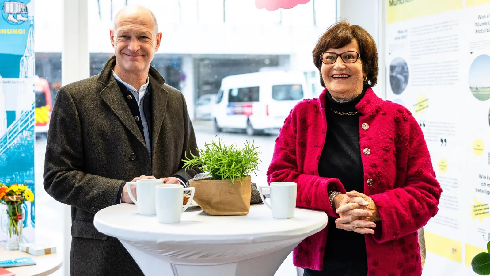 Christa Stewens (rechts), Vorsitzende des Nachbarschaftsbeirats Flughafen München, und Flughafen-Chef Jost Lammers eröffneten den Wandercontainer. (Foto: Nachbarschaftsbeirat)