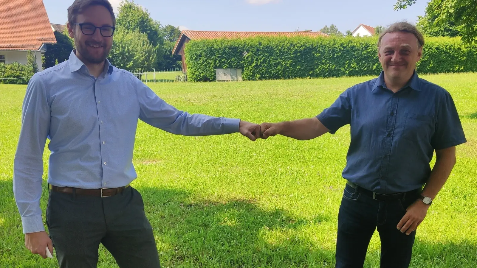 Kulturreferent Rainer Klier (li.) und Gerhard Betz, Erster Bürgermeister von Markt Nandlstadt, an der Festwiese gegenüber der Hopfenhalle, wo die Bühne für den Kultursommer 2021 aufgestellt wird.  (Foto: cba)