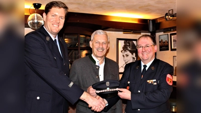 Klaus Fuchs übergibt die Verantwortung als Vorsitzender der FFW Eitting an den 37-jährigen Albert Thaler. (Foto: FFW Eitting)