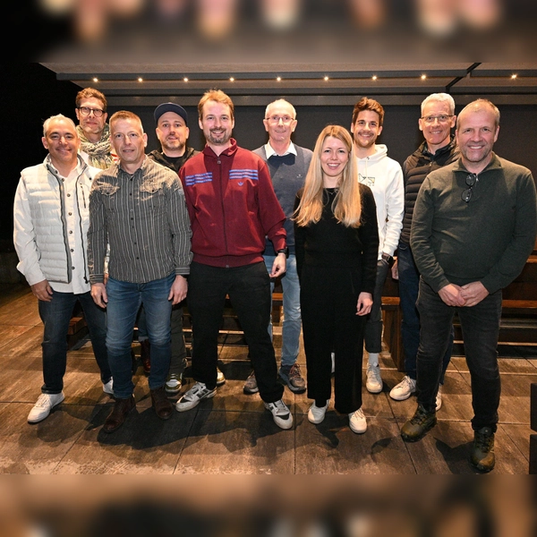 Der neue Vorstand (v.l.) Jens Lässer (Freizeit- &amp; Vergnügung), Ingo Röseler (auch Freizeit- &amp; Vergnügung), Lars Jazbinsek (technischer Leiter), Julian Merkl (Digitalisierung), Patrick Wagner (2. Vorstand &amp; Schriftführer), Dirk Rehberg (1. Vorstand), Martina Erhard (Marketing &amp; Öffentlich), Max Krug (Sportwart), Joachim Kerger (3. Vorstand &amp; Finanzen) und Claus Scholpp (ebenfalls technischer Leiter). (Foto: TC Pliening)