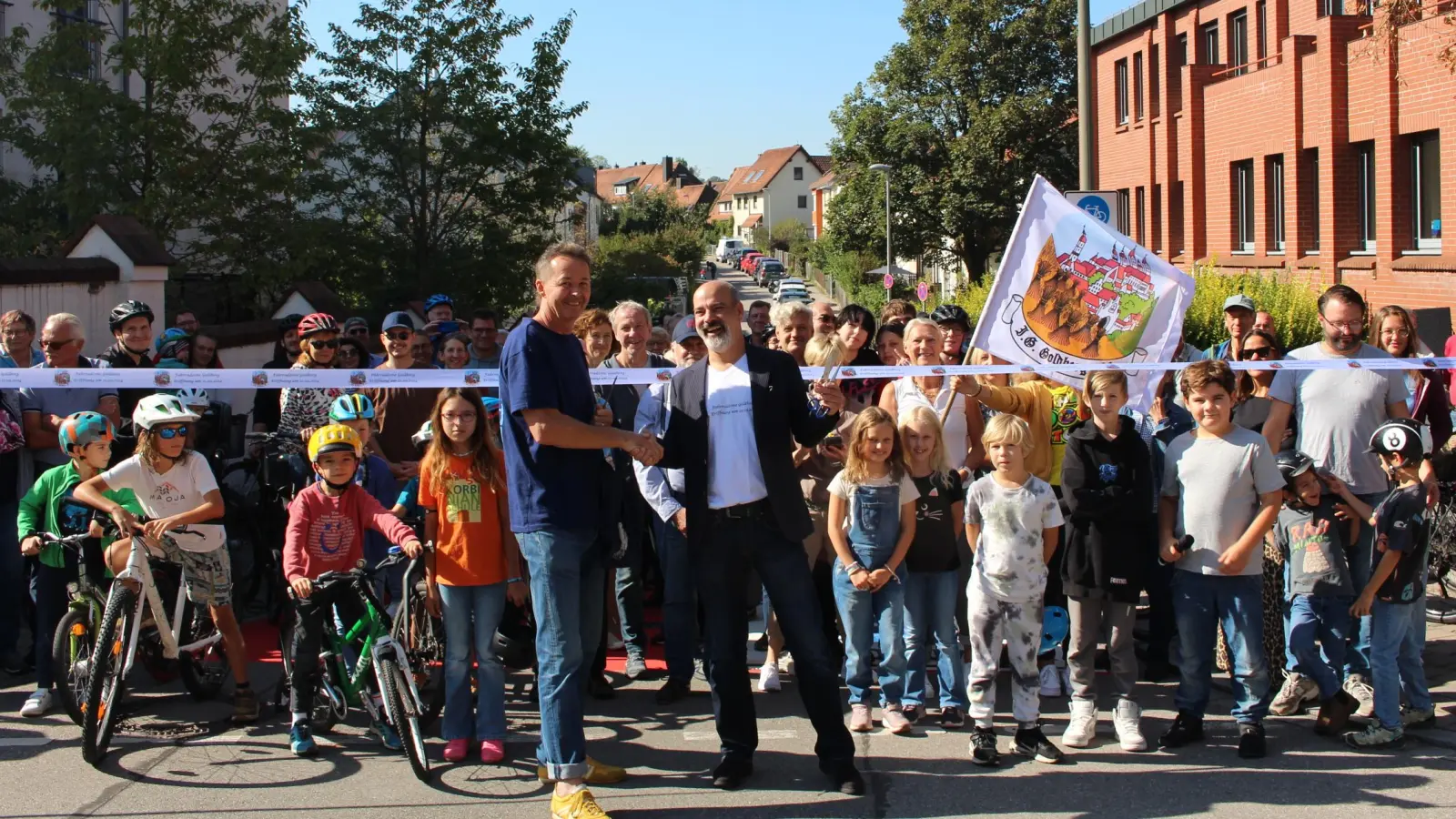 Karl-Heinz Freitag, Mobilitätsreferent des Stadtrats, und Dr. Michael Miller, Vorsitzender der IG Goldberg, eröffnen nach kurzen und motivierenden Reden vor rund 60 „Goldberglern“ die neue Fahrradzone. (Foto: Privat)