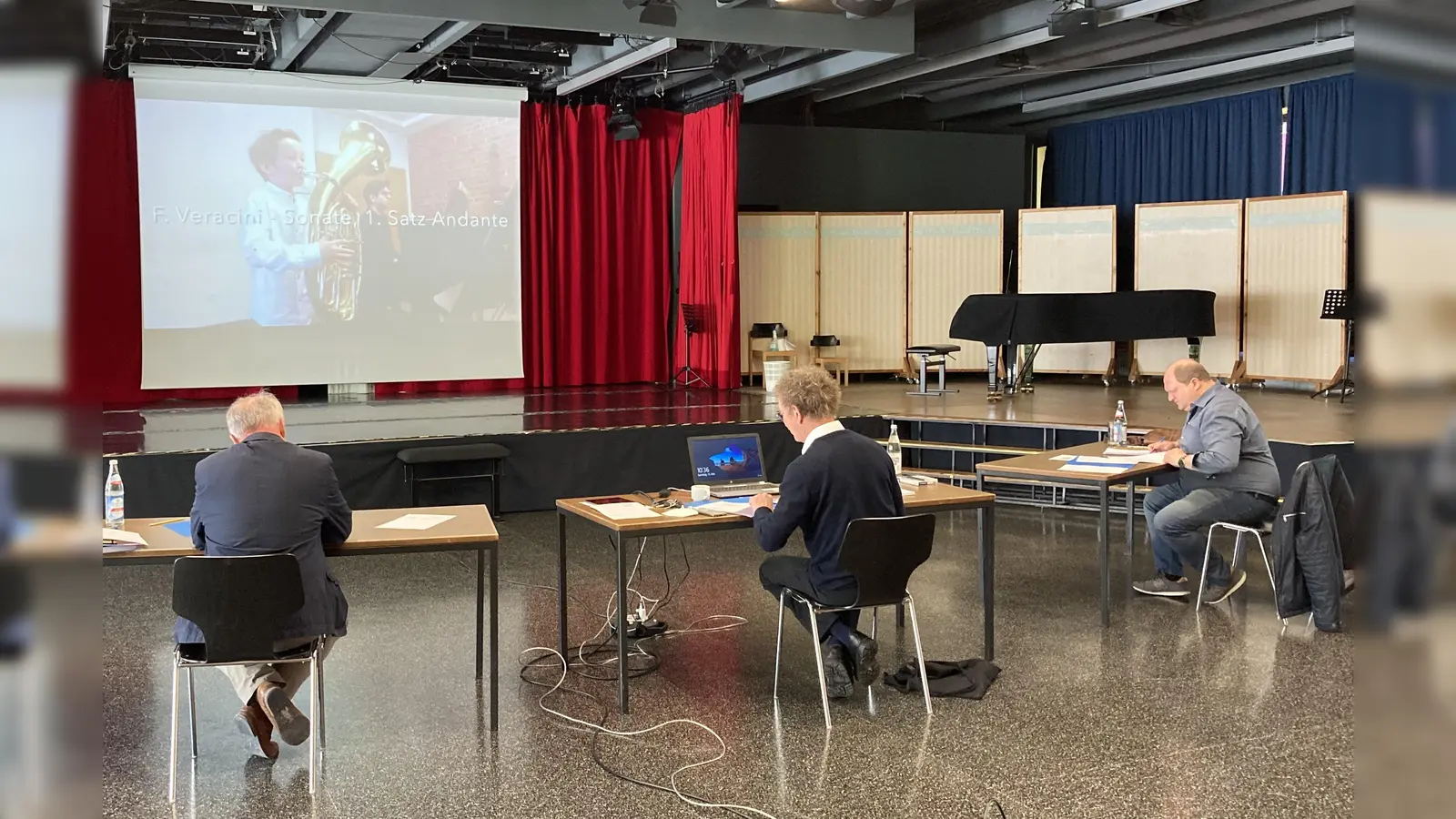 Die Jury bei der Bewertung der Videos im Pavillon der Musikschule. Auf der Leinwand Cornelius Pellmaier, Tenorhorn. (Foto: Musikschule)