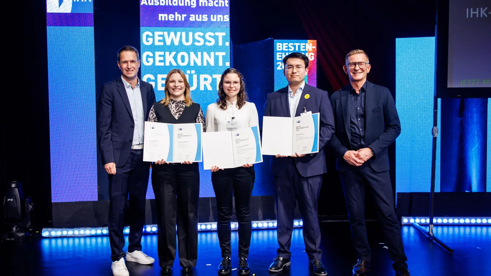 Florian Schardt (IHK-Vizepräsident; links) und Hubert Schöffmann (IHK-Bereichsleiter berufliche Bildung; rechts) ehren die drei Top-Azubis, Hannah Weikmann, Johanna Windshuber und Fabian Etgen (v.l.)  (Foto: Matthias Balk/IHK für München)