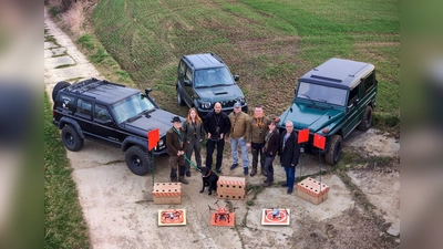 Bestens ausgestattet gehen die Freiwilligen auf Rehkitzsuche. (Foto: M. Schuh)