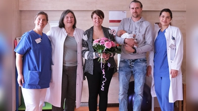 Von links: Gesundheits- und Kinderkrankenpflegerin Martha Kressirer, Irene Brotsack (oberärztliche Leitung der Geburtshilfe), Mama Laura Srbeny, Papa Stefan mit Baby<br>Tim und Assistenzärztin Lalesu Kumas. (Foto: Markus Hautmann)