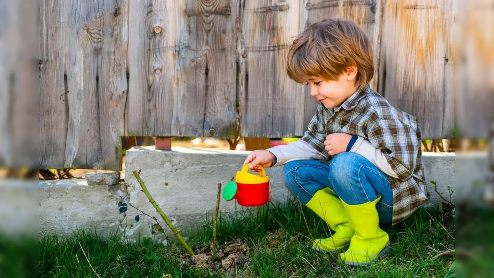 Endlich raus in den Garten! Das macht auch den Kleinen Spaß! (Foto: djd)