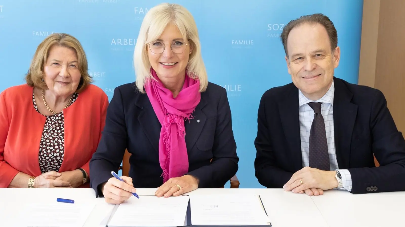 Ehrenamtsministerin Ulrike Scharf (Mi.), Ehrenamtsbeauftragte Eva Gottstein (li.) und Georg Oeller, Vorstandsmitglied der GEMA bei der Unterzeichnung der Verseinbarung. (Foto: StMAS/Martina Nötel)