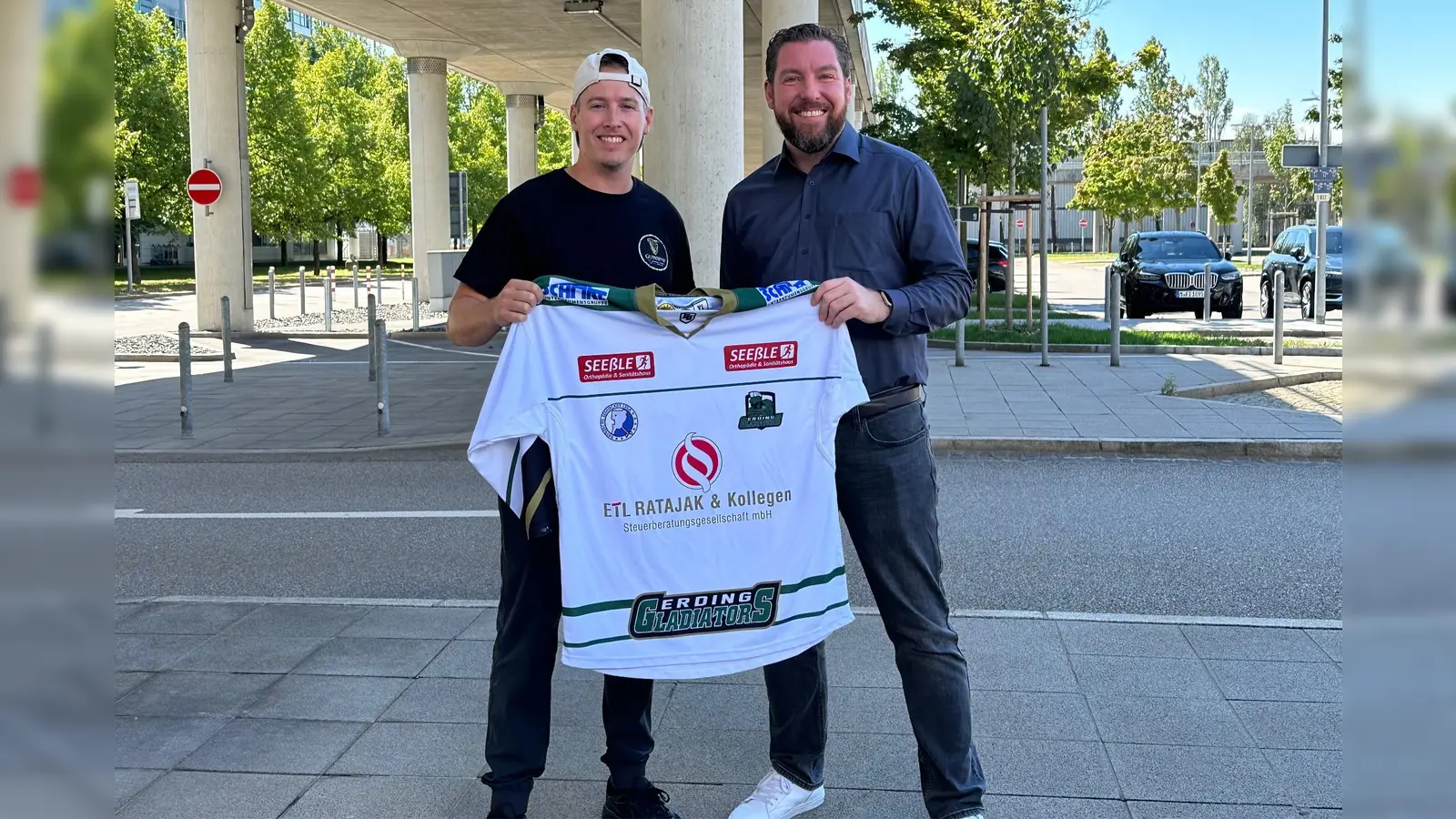 David Whitney (rechts), Pressesprecher der Erding Gladiators empfängt Cheyne Matheson am Flughafen. (Foto: Erding Gladiators)