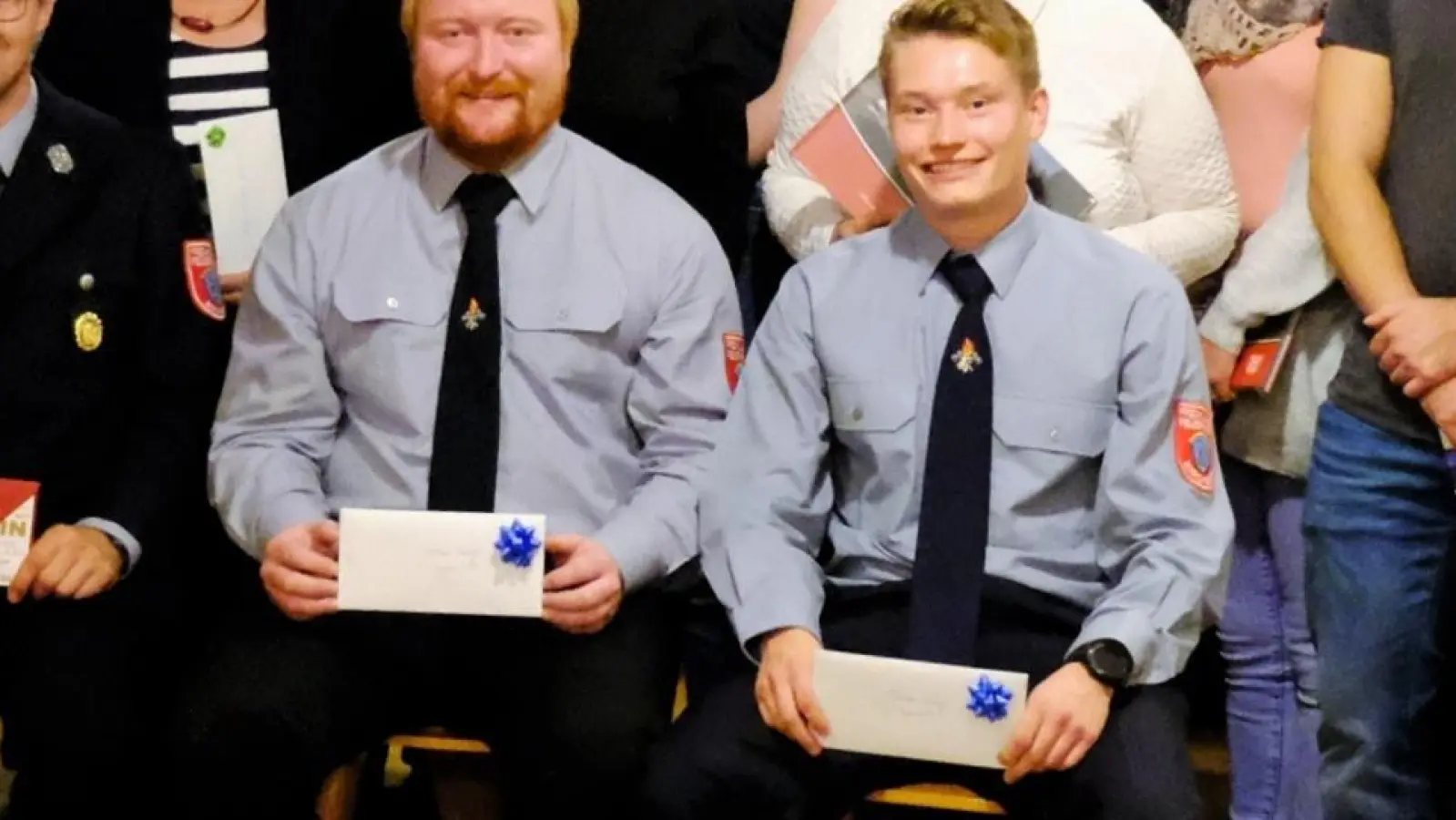 Die Gewinner der Verlosung eingerahmt von Landrat Martin Bayerstorfer und dem weiteren stellvertretenden Landrat Rainer Mehringer (l). (Foto: red)