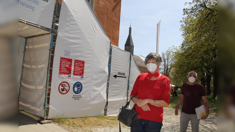 Für einen Pieks steht man derzeit nur allzu gern an. (Foto: LRA)