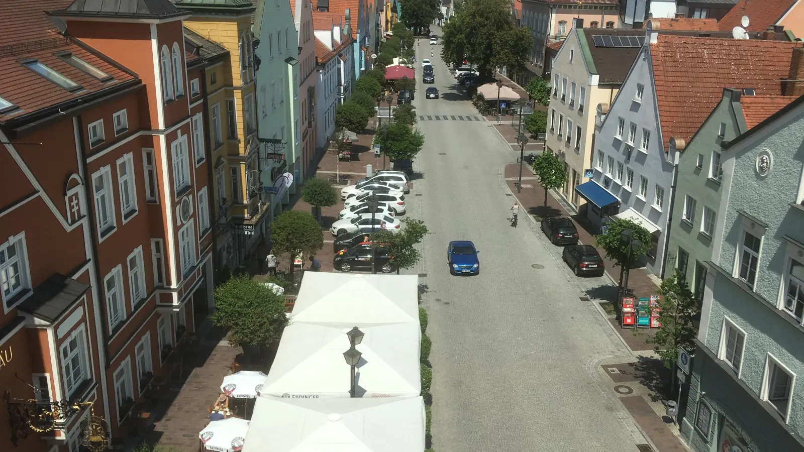 Walter Schachtner führt durch Erdings historischen Stadtkern. (Foto: sbg)