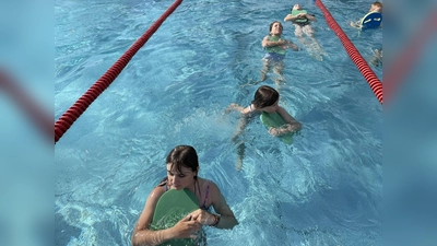 Das BRK sorgte in Grafing dafür, dass Grundschulkinder Zeit hatten, um Schwimmen zu lernen. (Foto: Sonja Kluge)