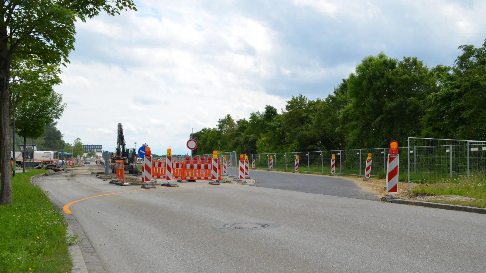 Die Einfahrt in die Kirchheimer Allee von der Bergfeldstraße aus ist bis in den Herbst gesperrt. (Foto: Thomas Schächtl)