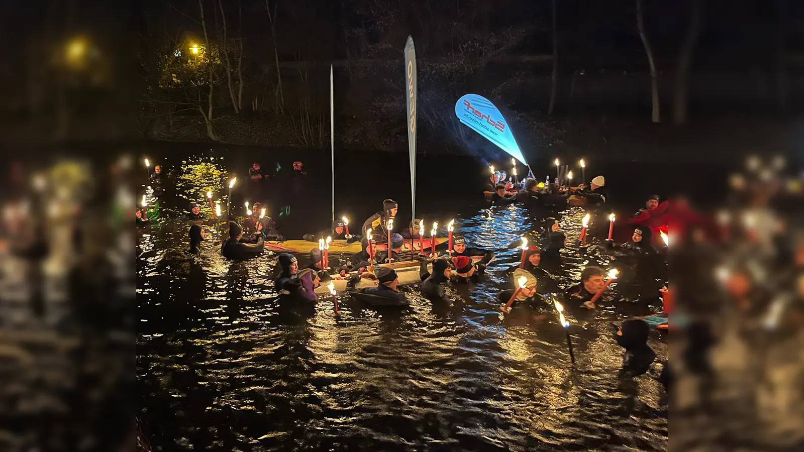 Mit Fackeln schwimmen die Teilnehmer durch die Sempt. (Foto: jhö)