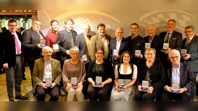 10 Jahre Kommunalpolitik: Herzlichen Glückwunsch. (Foto: LRA Erding)