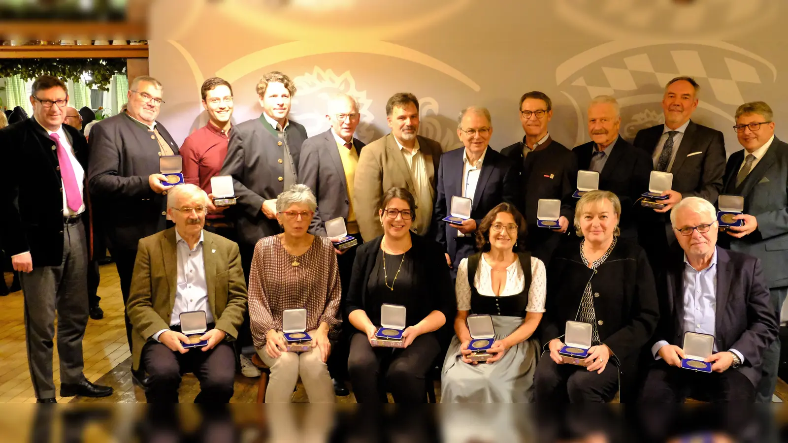 10 Jahre Kommunalpolitik: Herzlichen Glückwunsch. (Foto: LRA Erding)