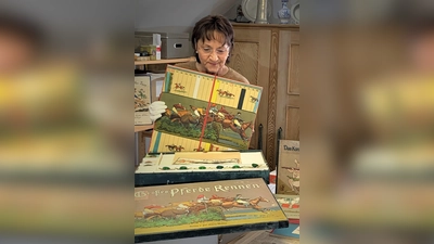 Museumsleiterin Dr. Heike Kronseder mit Exponaten der Kinderbuchillustrationen aus dem Depot. (Foto: Museum F.X. Stahl)