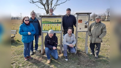 Auf den neuen Schautafeln entalng des Bienenlehrpfads gibt es nun auch QR-Codes, unter denen weitergehende Informationen abrufbar sind.  (Foto: Imkerverein)