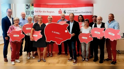 Strahlende Gesichter bei der Übergabe: Torsten Koch, Margit Kulka, Hans Vollhardt, Lotte Riederer und Liane Spiegelberg, Sabine Oppolzer, Christine Bloch, Franz Bachl, Landrat Robert Niedergesäß, Lena Desch, Ursula Rieder und Alexander Kölbl, Christian Doerr und Michael Hammer. (Foto: Kreissparkasse)