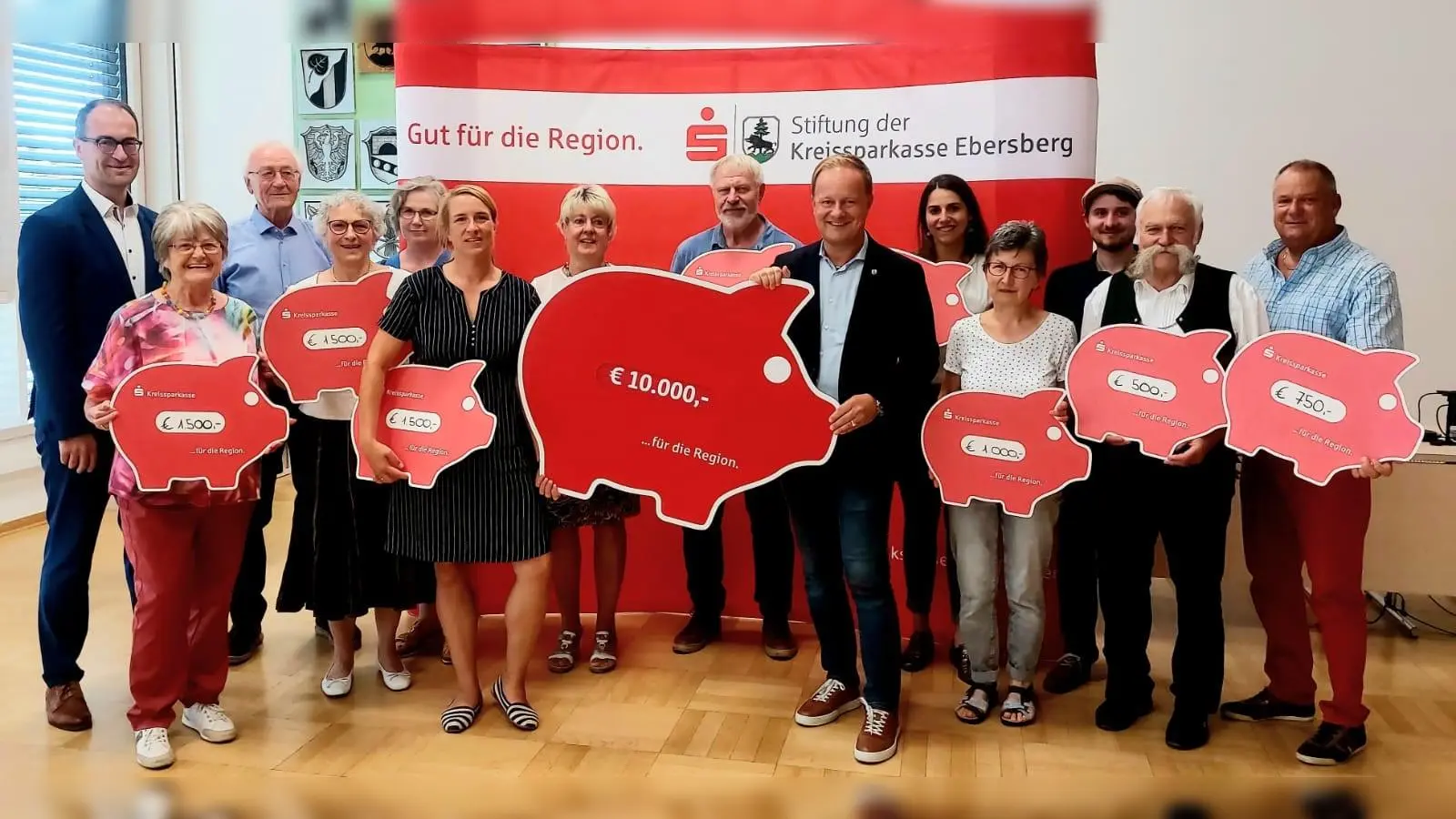 Strahlende Gesichter bei der Übergabe: Torsten Koch, Margit Kulka, Hans Vollhardt, Lotte Riederer und Liane Spiegelberg, Sabine Oppolzer, Christine Bloch, Franz Bachl, Landrat Robert Niedergesäß, Lena Desch, Ursula Rieder und Alexander Kölbl, Christian Doerr und Michael Hammer. (Foto: Kreissparkasse)