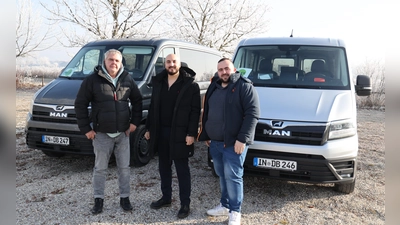 Betriebsleiter Melih Camgöz (mi.) sowie die beiden Fahrer Franz Hofbauer (li.) und Arianit Arslani, kümmern sich um einen reibungslosen Transfer mit dem neuen FLEX-Service in Moosburg. (Foto: Stadt Freising)