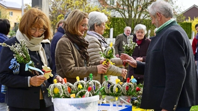 Die Feiern zum Palmsonntag beginnen in Oberhummel seit Jahren mit einem kleinen Ostermarkt vor der Pfarrkirche. (Foto: R. Lex)