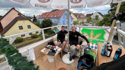 48 Stunden verbrachten Franz Fehlberger (re) und Louis Schmid in ihrem luftigen Wohnzimmer. (Foto: Orthuber)