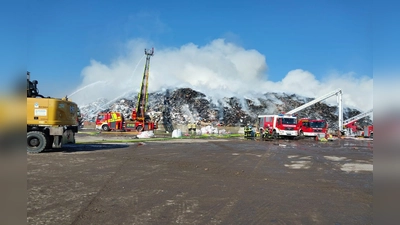 Vier Drehleitern von verschiedenen Feuerwehren sind im Dauereinsatz. (Foto: Franz)