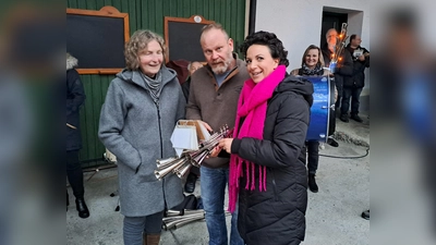 Sonja Eberl, erläutert neugierigen Zuhörern die Einzigartigkeit der Schalmei. (Foto: Isentaler Schalmeien)