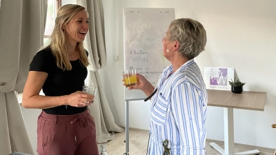 HPVN-Koordinatorin Barbara Schuhbauer (l.) und Petra Waldhör, Geschäftsführerin Ambulantes Palliativ-Team Freising, setzen sich für die Betreuung schwerkranker und sterbender Menschen ein. (Foto: Landratsamt Freising)