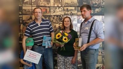 Überraschung: Familie Kriegmair wurde von Museumsleiter Harald Krause (re) als 60.000ste Besucher beglückwünscht. (Foto: Museum Erding)