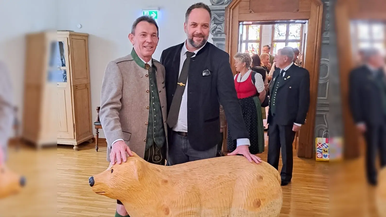 Die Überraschung ist gelungen (von links): Oberwölzer Bürgermeister Johann Schmidhofer und Oberbürgermeister Tobias Eschenbacher bei der Übergabe des neuen Bären.  (Foto: Stadt Freising)