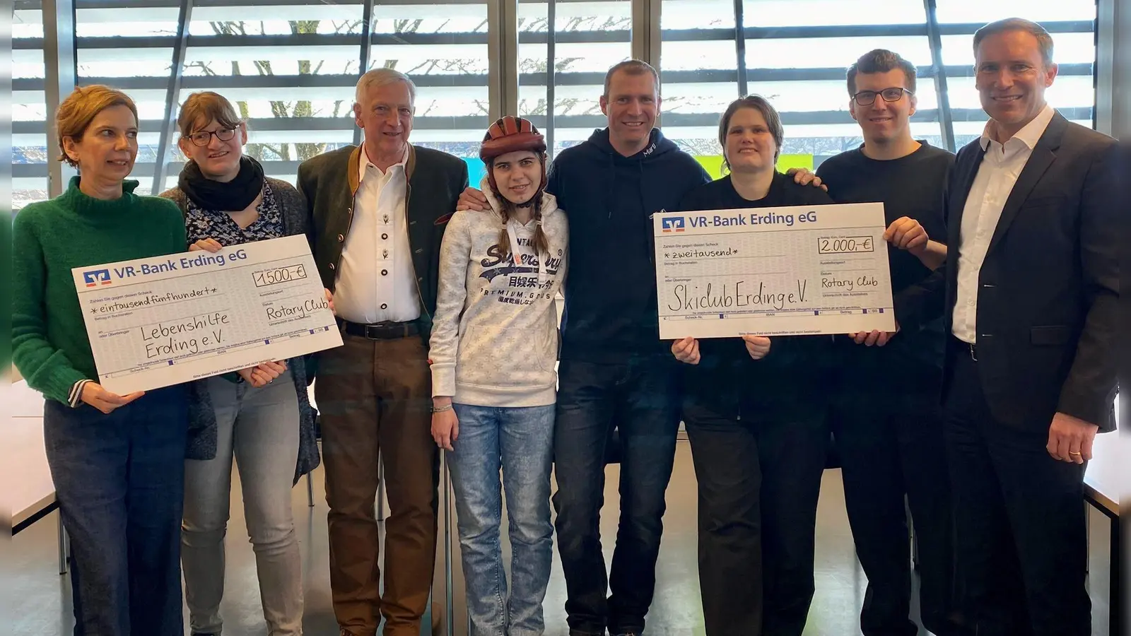 Große Freude bei der Spendenübergabe bei Margit Inninger, Michaela Kroh, Randolf Gänger, Steffi Bomsdorf, Martin Walter, Anja Schmidt, Pascal Langwieser und Dr. Christian Otto (v. li.) (Foto: Rotary)