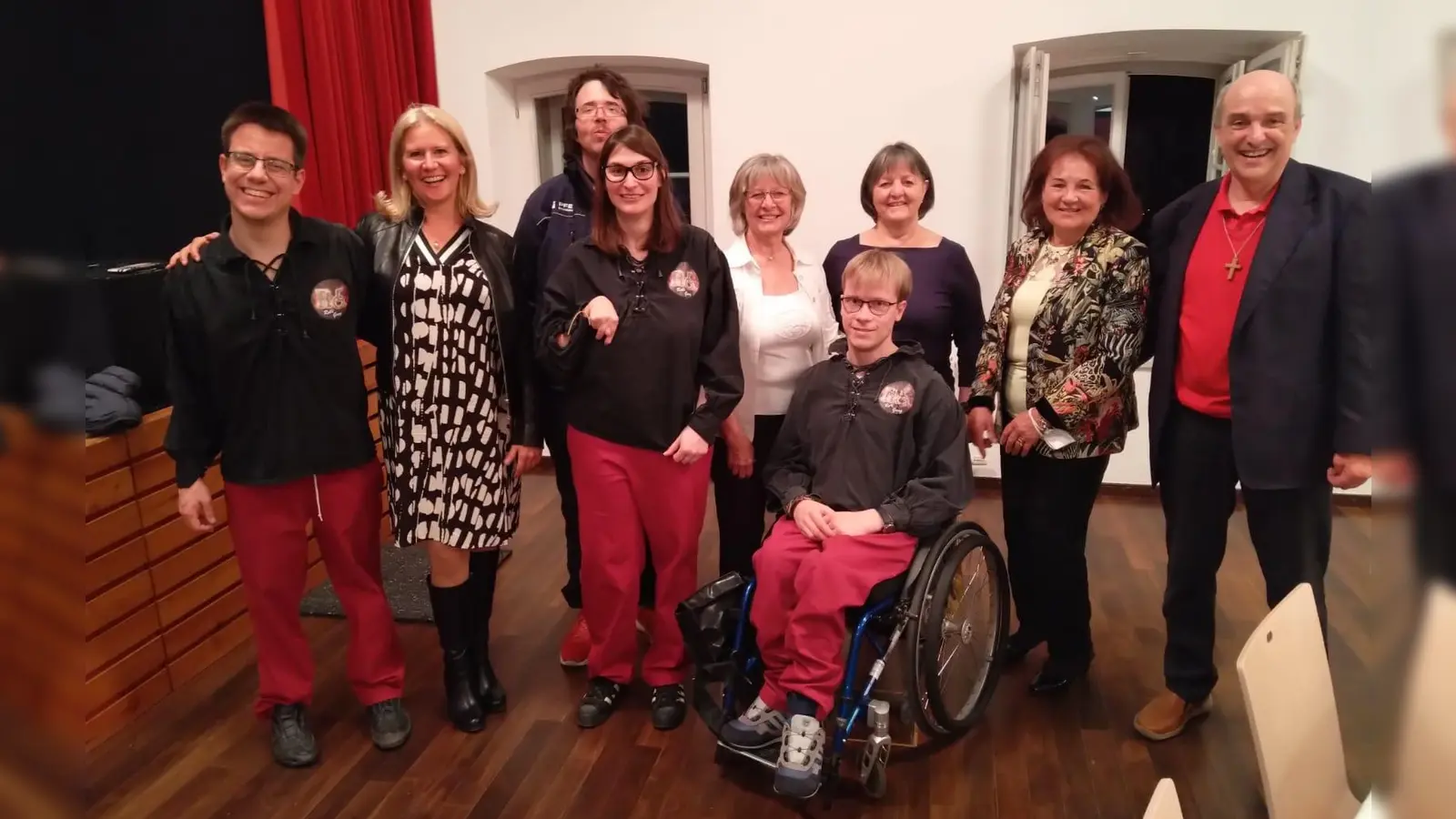 Die RolliGang mit Susanne Hoyer, Bürgermeisterin Langenbach, Inge Thaler, 1. Vors.; Elisabeth Wust, 2. Vors., Bezirksrätin Marianne Heigl und Rene Vollmar, Leiter der RolliGang (v. li.). (Foto: Phoenix Freising)