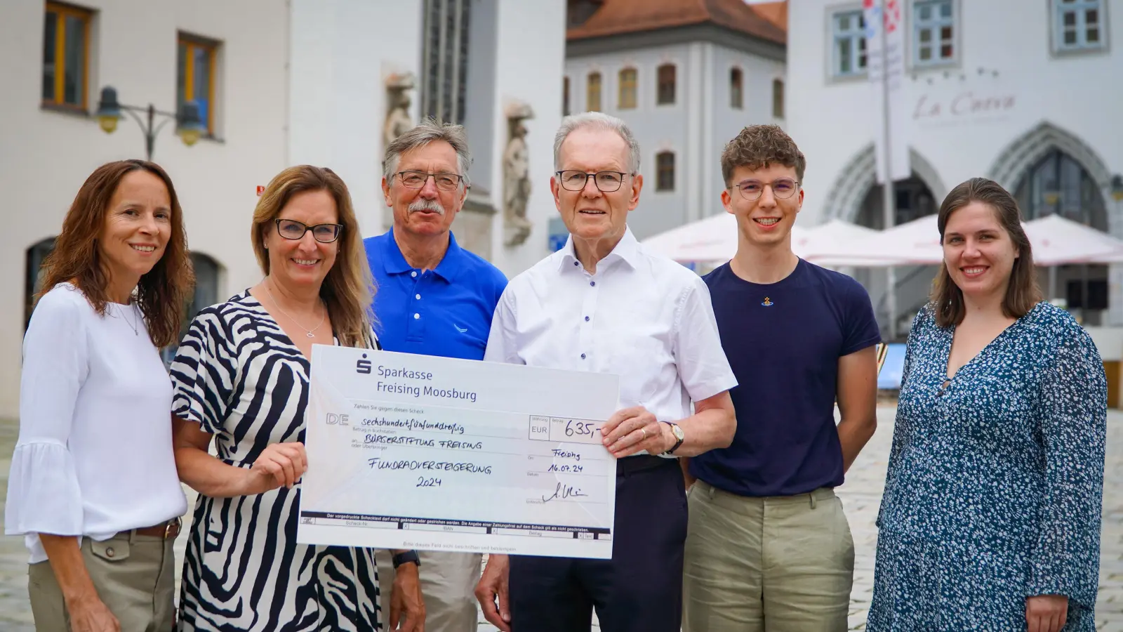 Bei der Scheckübergabe waren anwesend (von links): Alexandra Klein und Mara-Marisa Kuhn vom Fundamt, stellv. Vorsitzender des Stiftungsvorstandes Peter Spanrad und Vorsitzender Josef Hauner sowie die Fundamt-Mitarbeiter Tobias Freiberger und Katharina Schmidt. (Foto: Stadt Freising)