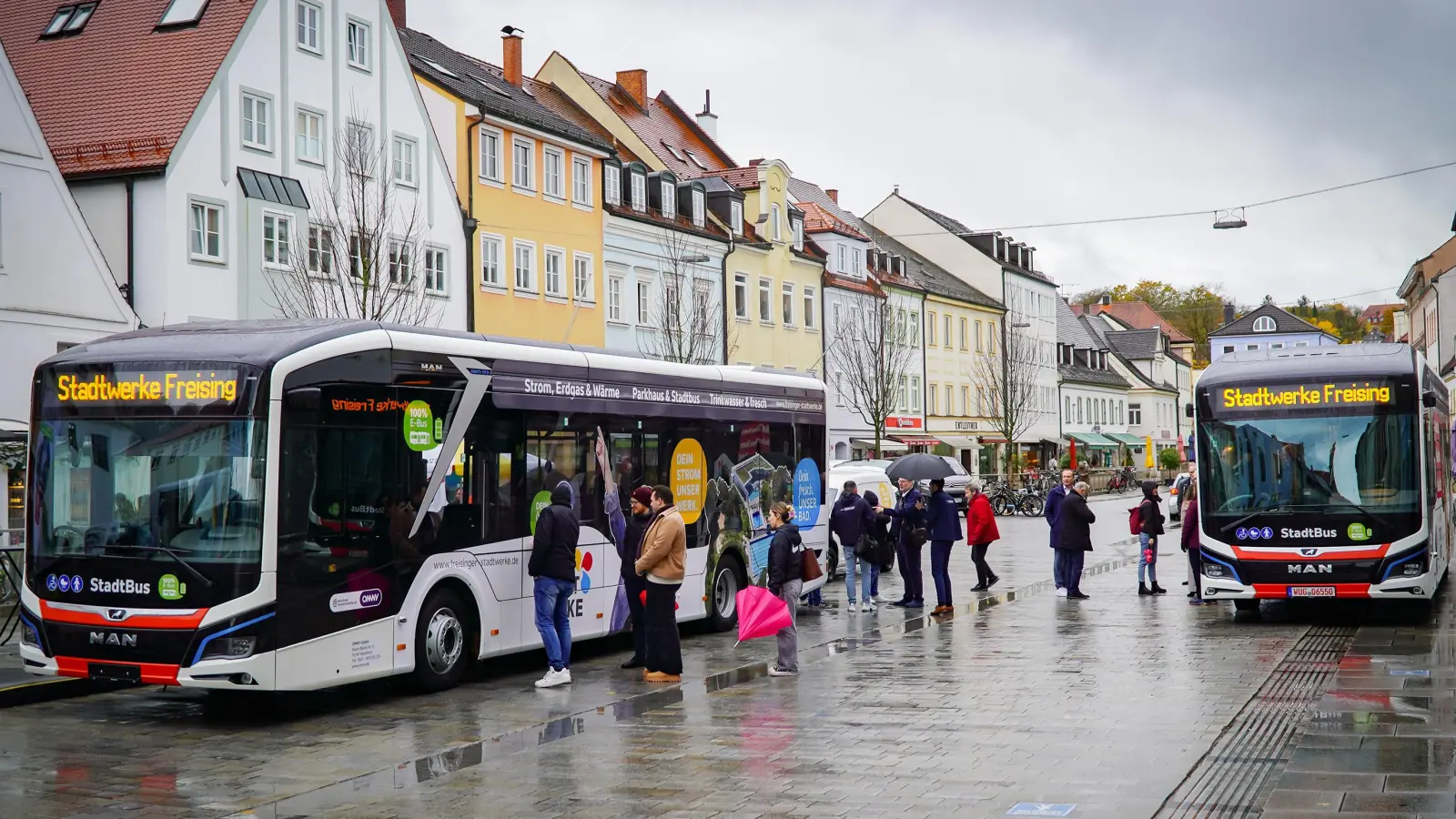 Neues Netz, neue Busse, neue Zeiten. Die E-Busse der Stadtwerke Freising. (Foto: Felix Matthey)