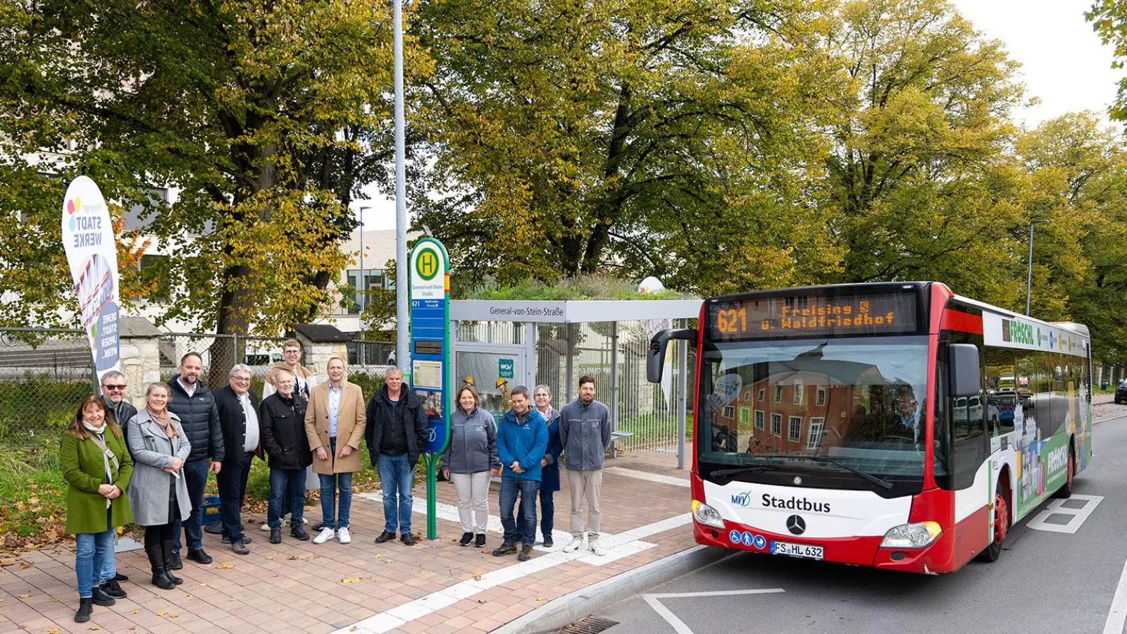 Zur Projektvorstellung hatte die PVG an die Bushaltestelle General-von-Stein-Straße eingeladen. Dort wächst, blüht und summt es seit diesem Sommer, genauso wie an den 15 weiteren Bushaltestellen, die Dächer mit spezieller Bepflanzung erhalten haben. (Foto: Stadtwerke Freising)