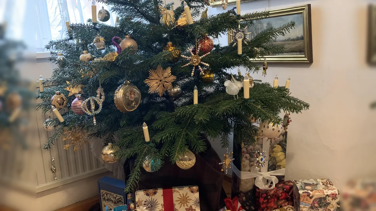 Christbaum mit historischem Schmuck aus dem Nachlass der Familie Stahl. (Foto: Heike Kronseder)