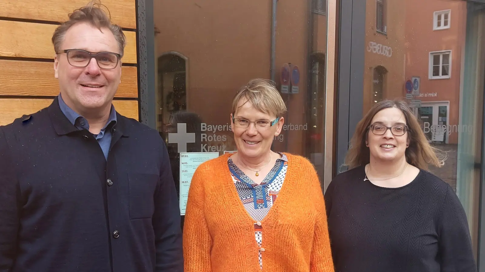 Vorsitzender Jürgen Loher, Gemeindeschwester Martina Vollmuth, Leiterin des Pflegekrisendienstes Sybille Müller (v.l. ) zeichnen verantwortlich für den Pflegekrisendienst. (Foto: Danuta Pfanzelt)