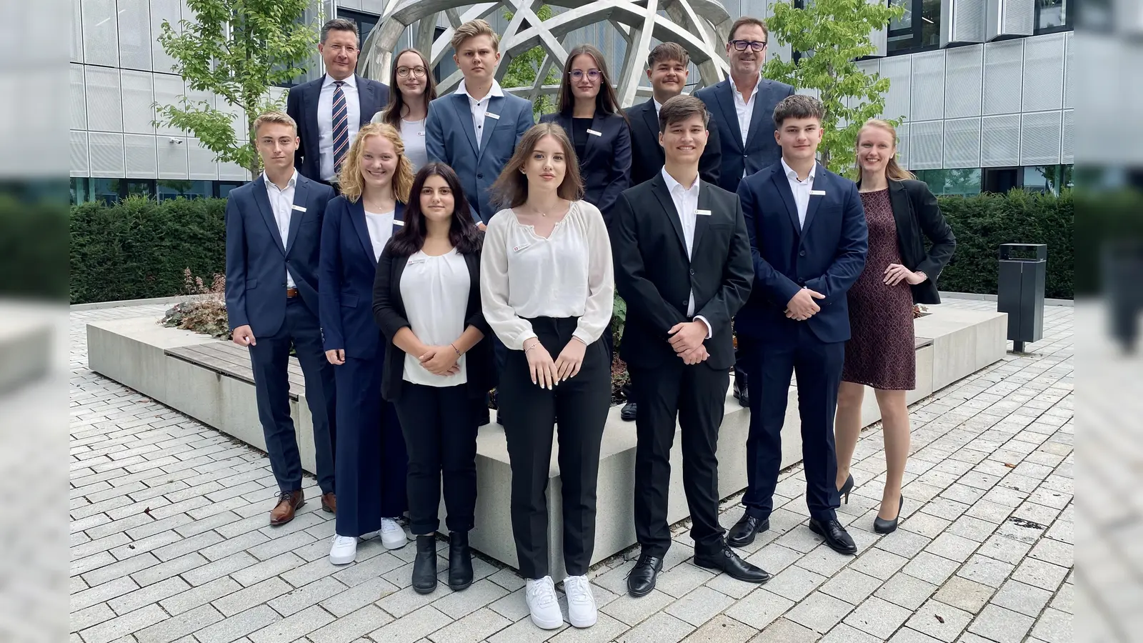 Vorstand Michael Utschneider (hinten li.) und Ausbildungsleiterin Claudia David (vorn re.) freuen sich über zehn neue Auszubildende. (Foto: Sparkasse Erding)