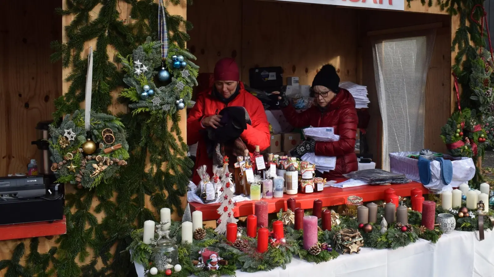 Tolle Gestecke und Weihnachtsartikel gibt es am kleinen Basar zu erwerben. (Foto: Danuta Pfanzelt )