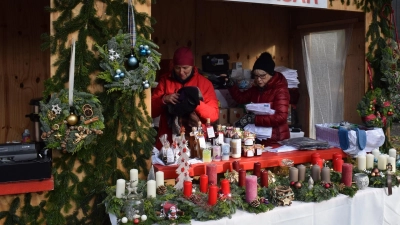 Tolle Gestecke und Weihnachtsartikel gibt es am kleinen Basar zu erwerben. (Foto: Danuta Pfanzelt )