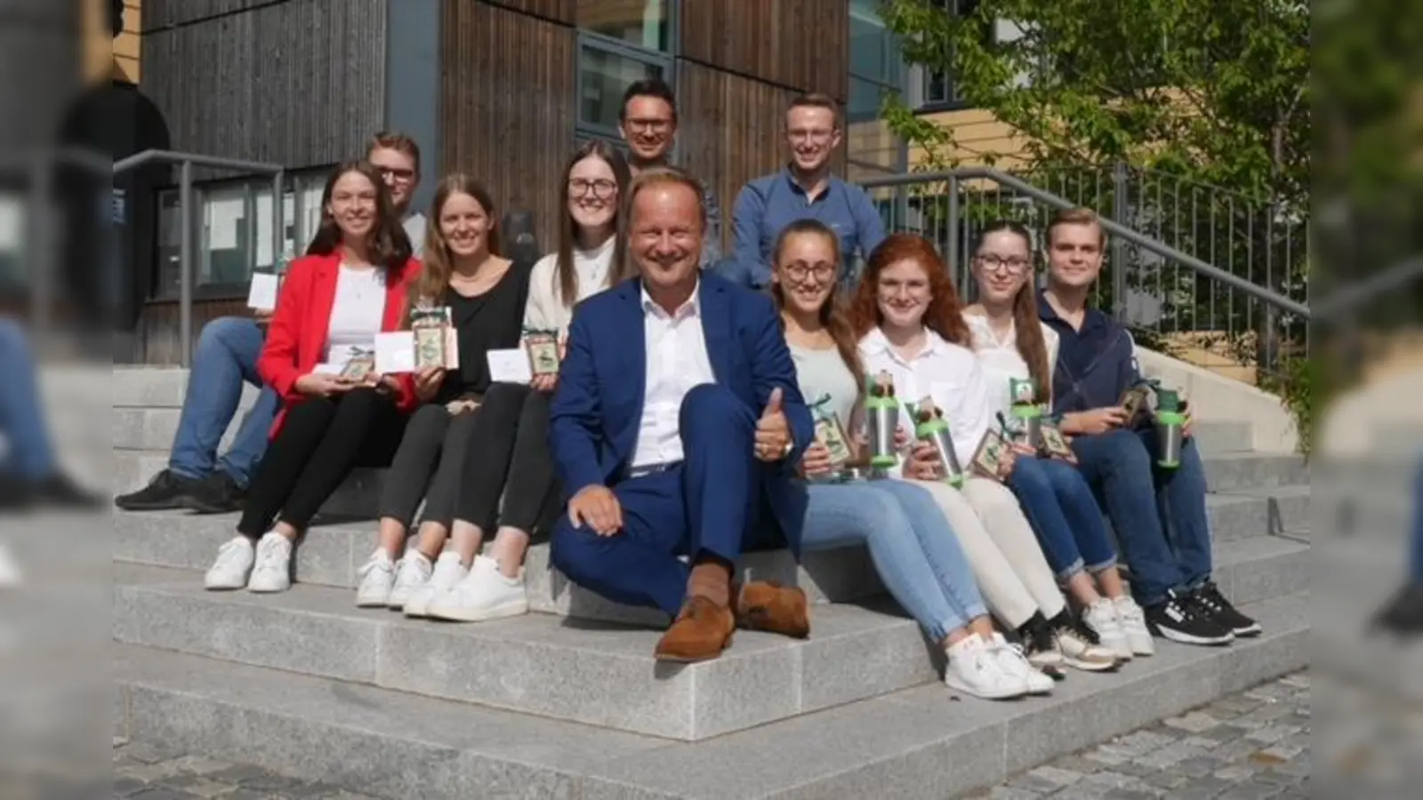 Mit einem kleinen Geschenk herzlich willkommen geheißen hat Landrat Robert Niedergesäß die neuen Auszubildenden im Landratsamt.  (Foto: LRA)