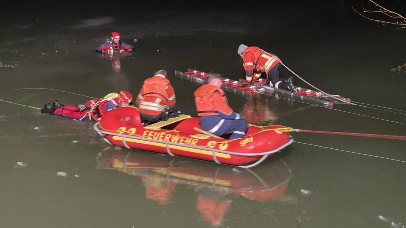 Die Spezialisten der Wasserwacht übten mit den Feuerwehrleuten die Eisrettung. (Foto: Wasserwacht)
