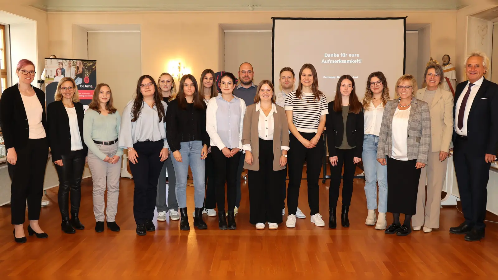 Ausbildung abgeschlossen: Landrat Helmut Petz (v.r.) sowie die Ausbildungsleiterinnen Monika Teibl, Monika Berghammer, Petra Krannich (v.l.) und Simone Ostermeier gratulierten den erfolgreichen Prüflingen. (Foto: LRA Freising)