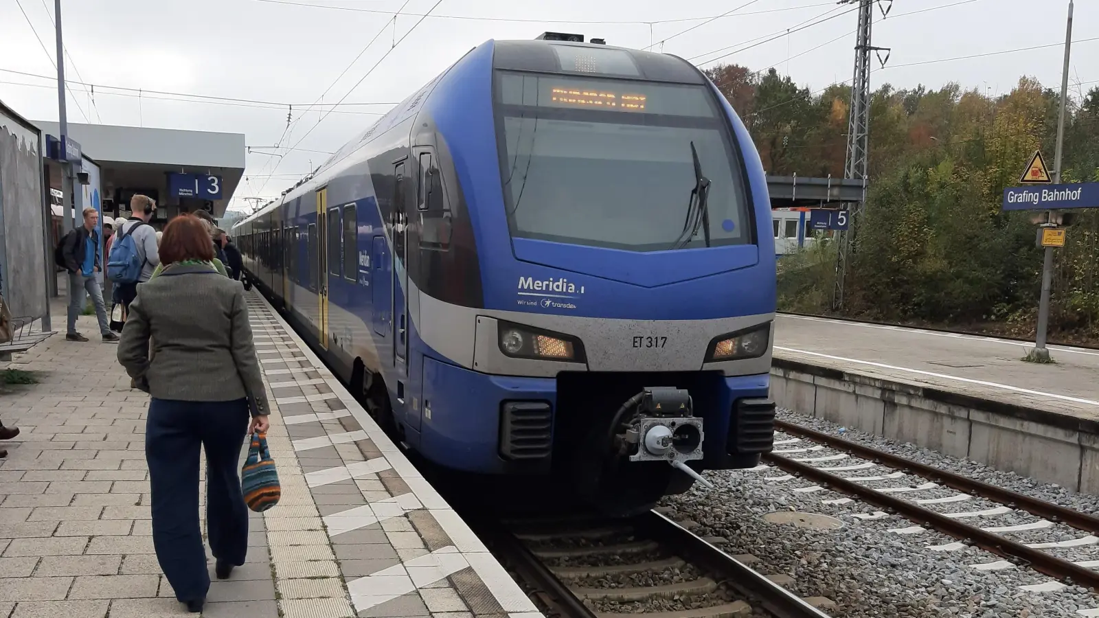Fahrgäste des Meridian aus Rosenheim können wieder direkt zur Linie 444 umsteigen. (Foto: Stefan Dohl)