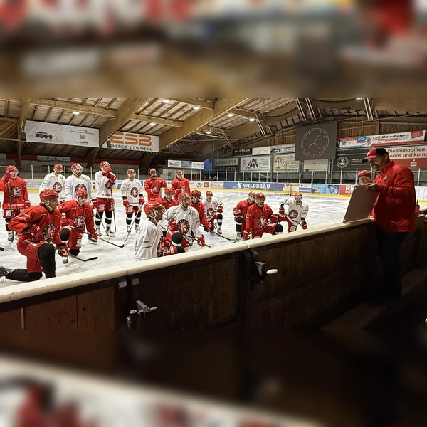 Headcoach Thomas Vogl vom EHC Klostersee (rechts stehend) beim Trainingsauftakt in der Wildbräu-Arena mit seinen Spielern auf dem Eis. (Foto: smg)
