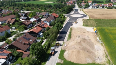 Die Arbeiten an der Plieninger Straße zwischen Poing und Ottersberg liegen im Zeitplan. (Foto: Thomas Schächtl)