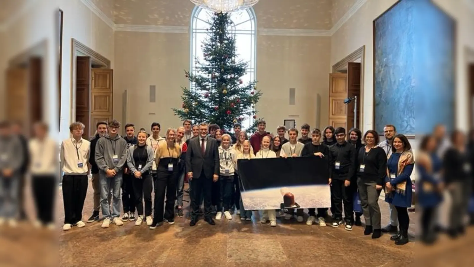 Schüler aus Moosburg stellten ihr Physik-Projekt im Landtag vor. (Foto: Büro Herrmann)