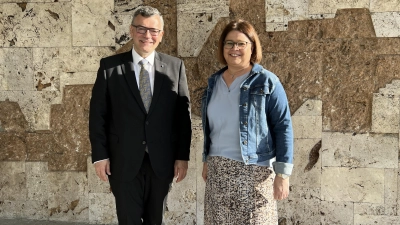 Offenes Ohr für schulische Belange: Dr. Florian Herrmann war zu Gast bei Schulleiterin Claudia Theumer. (Foto: Pressestelle Dr. Herrmann)